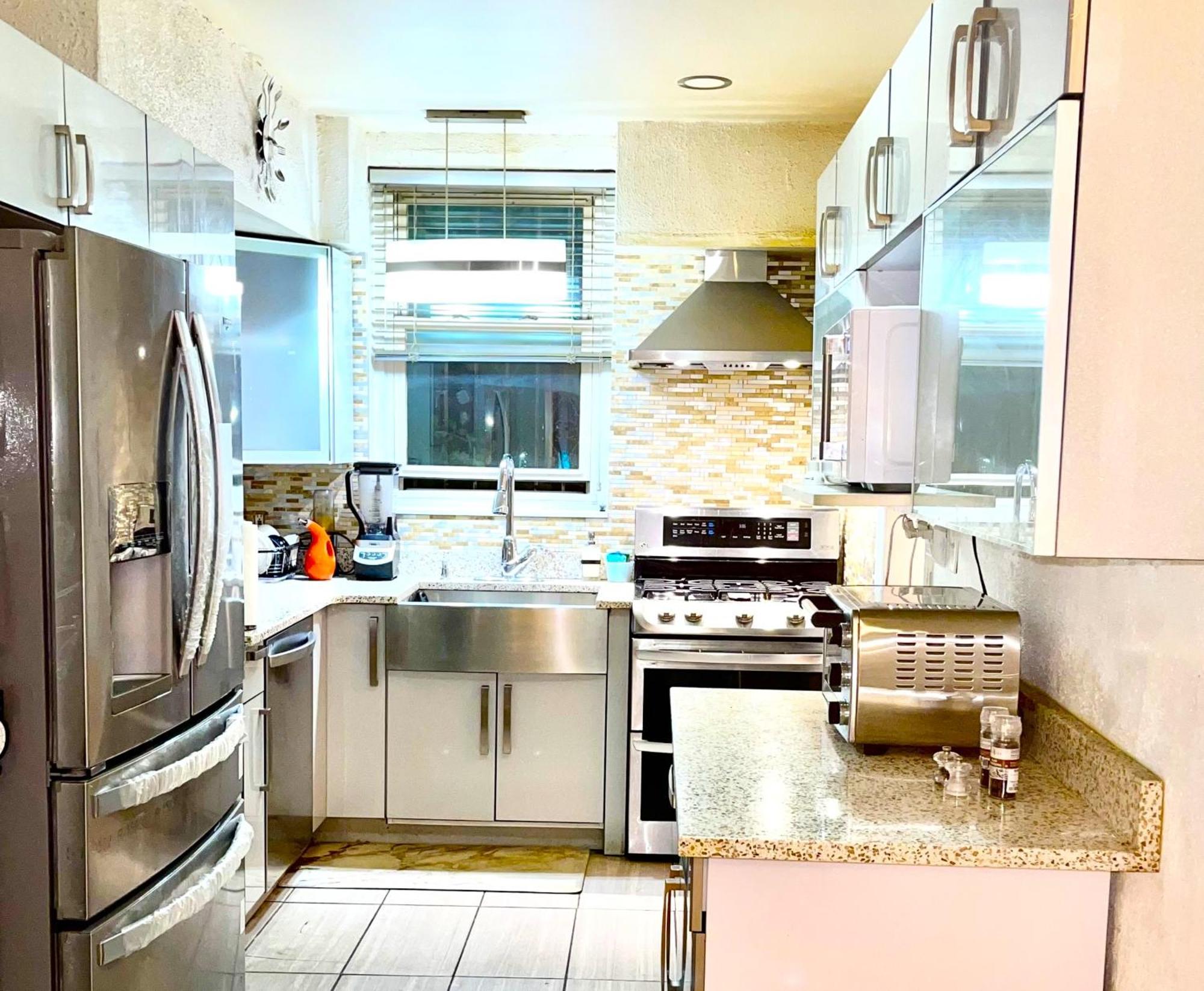 Lga Airport 3 Mins, 3 Bedroom Duplex House, Parking And Private Backyard, 9Mins Subway! New York Kültér fotó