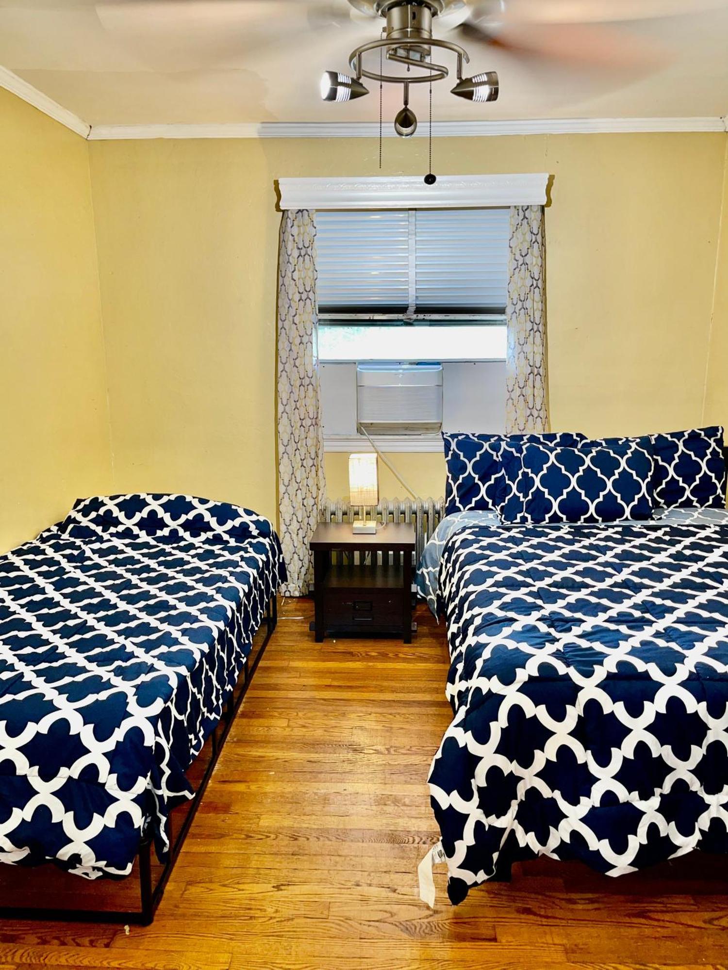 Lga Airport 3 Mins, 3 Bedroom Duplex House, Parking And Private Backyard, 9Mins Subway! New York Kültér fotó